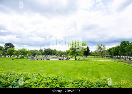 Paris. Frankreich - 18. Mai 2019: Tuilerien Gärten in Paris. Wolkiger Himmel. Regnerisches Wetter. Stockfoto