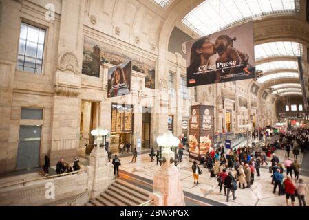 Mailand. Italien - 19. Mai 2019: Innenansicht des Mailänder Hauptbahnhofs (Stazione Centrale). Hauptbahnhof Mailand. Stockfoto