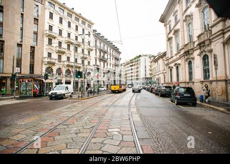 Mailand. Italien - 20. Mai 2019: Die gelbe Tram von Mailand auf der Magenta-Straße. Spezielle Straßenbahnlinie. Straßenpanorama nach Regen. Stockfoto