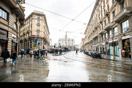 Mailand. Italien - 20. Mai 2019: Straße Via Dante und Piazza Cordusio in Mailand. Regnerisches Wetter. Zahlreiche Passanten und Touristen gehen entlang der Stockfoto