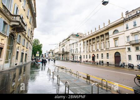 Mailand. Italien - 20. Mai 2019: Corso Venezia Street in Mailand. Fußgänger und Autoverkehr zu Fuß. Regnerisches Wetter. Stockfoto