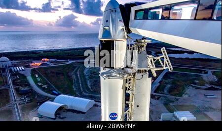 Die Crew Dragon Kapsel von SpaceX steht auf einer Startfläche Stockfoto