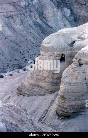 Qumran-Höhlen im Westjordanland, eine archäologische Stätte im Westjordanland, wo die Schriftrollen vom Toten Meer entdeckt wurden Stockfoto