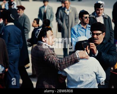 Jüdische Buben in Kippahs, die für den Besuch der Klagemauer in Jerusalem, Israel, vorbereitet werden - im Bild 1978 Stockfoto