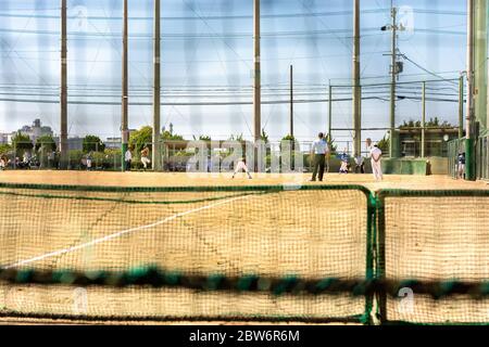 Osaka / Japan - 30. September 2017: Kinder spielen Baseball auf dem Schulhof in Osaka, Japan Stockfoto