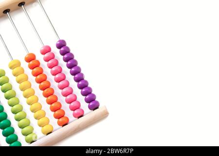 Mehrfarbiger Designer-Hintergrund. Berechnung bunten hölzernen Regenbogen Abacus für die Zahlenberechnung. Holzabakus auf weißem Hintergrund in der Nähe. Math Stockfoto