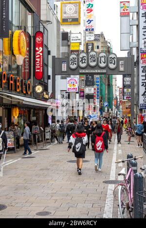 Osaka / Japan - 14. Oktober 2017: Soemon-Cho Unterhaltungsviertel in Donnobori, Osaka, Japan, bekannt für seine vielen Geschäfte und Restaurants Stockfoto