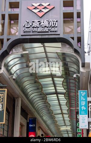 Osaka / Japan - 14. Oktober 2017: Shinsaibashi-Suji überdachte Einkaufsstraße in Osaka, Japan Stockfoto