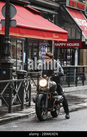 Tom Cruise fährt Motorrad vor Publikum und filmt Mission Impossible 3 in Paris, Frankreich, 2017 Stockfoto