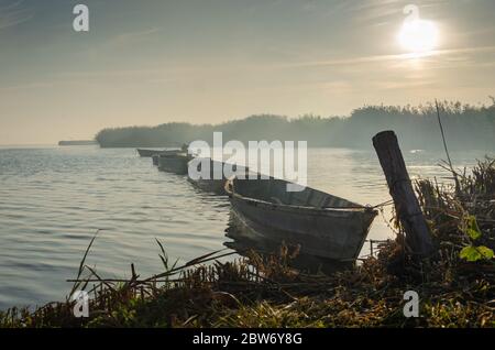 Fünf hölzerne altes Boot in nebligen Tag auf dem See Stockfoto