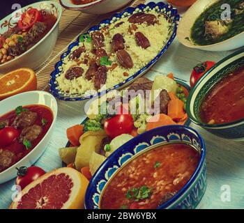 Algerische Küche, traditionelle mediterrane Gerichte, Blick von oben. Stockfoto