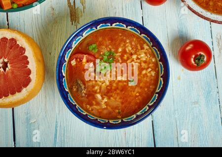 Chorba Frik: Traditionelle Suppe, algerische Küche, traditionelle mediterrane Gerichte, Blick von oben. Stockfoto