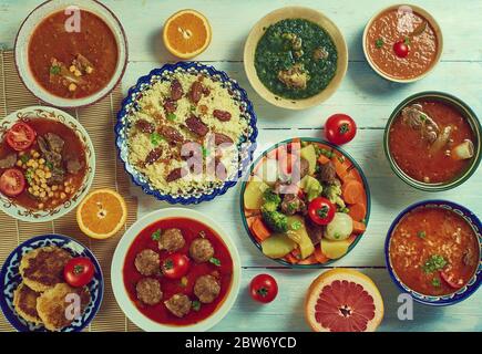 Algerische Küche, traditionelle mediterrane Gerichte, Blick von oben. Stockfoto