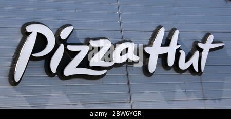 Pizza Hut Logo in einer ihrer Filialen gesehen.UK Regierung hat angekündigt, dass eine Reihe von nicht-wesentlichen Einzelhandelsunternehmen wie Outdoor-Märkte, Autoausstellräume können ab 1. Juni und 15. Juni wieder geöffnet andere Geschäfte, Kaufhäuser werden auch öffnen und Einkaufszentren, Restaurants und Bars bleiben geschlossen. Stockfoto