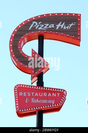 Pizza Hut Logo in einer ihrer Filialen gesehen.UK Regierung hat angekündigt, dass eine Reihe von nicht-wesentlichen Einzelhandelsunternehmen wie Outdoor-Märkte, Autoausstellräume können ab 1. Juni und 15. Juni wieder geöffnet andere Geschäfte, Kaufhäuser werden auch öffnen und Einkaufszentren, Restaurants und Bars bleiben geschlossen. Stockfoto