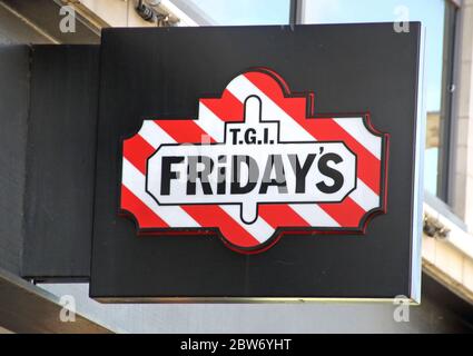 Das Logo von TGI Fridays wird in einer ihrer Filialen gesehen.die britische Regierung hat angekündigt, dass eine Reihe von nicht-wesentlichen Einzelhandelsunternehmen wie Outdoor-Märkte, Autoausstellräume ab dem 1. Und 15. Juni wieder eröffnet werden können.Weitere Geschäfte, Kaufhäuser werden ebenfalls eröffnet und Einkaufszentren, Restaurants und Bars bleiben geschlossen. Stockfoto