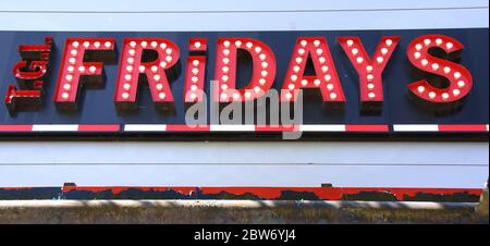 Das Logo von TGI Fridays wird in einer ihrer Filialen gesehen.die britische Regierung hat angekündigt, dass eine Reihe von nicht-wesentlichen Einzelhandelsunternehmen wie Outdoor-Märkte, Autoausstellräume ab dem 1. Und 15. Juni wieder eröffnet werden können.Weitere Geschäfte, Kaufhäuser werden ebenfalls eröffnet und Einkaufszentren, Restaurants und Bars bleiben geschlossen. Stockfoto