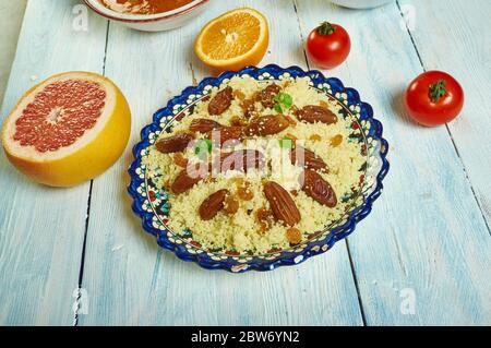 Safran und Raisin Couscous, algerische Küche, traditionelle mediterrane Gerichte, Blick von oben. Stockfoto