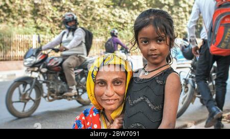 Agra, Indien - 12. Dezember 2018: Portrait Indische Mutter und Tochter auf den Straßen der Stadt. Stockfoto