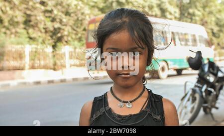 Agra, Indien - 12. Dezember 2018: Porträt eines niedlichen jungen indischen Mädchens auf den Straßen von Agra. Stockfoto