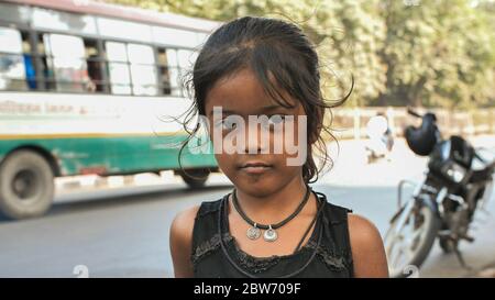 Agra, Indien - 12. Dezember 2018: Porträt eines niedlichen jungen indischen Mädchens auf den Straßen von Agra. Stockfoto