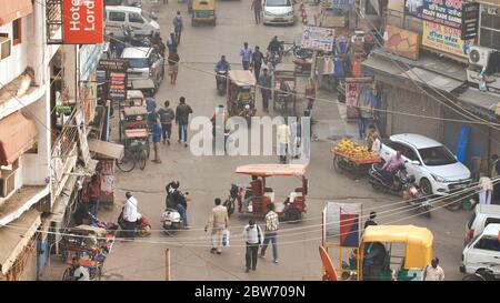 Delhi, Indien - 28. November 2018: Street Main Bazaar in der Altstadt der Hauptstadt von Indien. Stockfoto