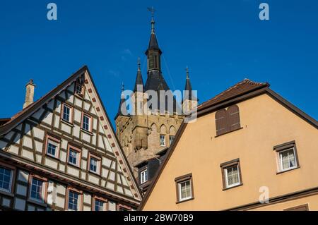 Die historische Altstadt von Bad Wimpfen, Deutschland mit dem sogenannten blauen Turm im Hintergrund Stockfoto