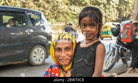 Agra, Indien - 12. Dezember 2018: Portrait Indische Mutter und Tochter auf den Straßen der Stadt. Stockfoto