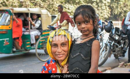 Agra, Indien - 12. Dezember 2018: Portrait Indische Mutter und Tochter auf den Straßen der Stadt. Stockfoto