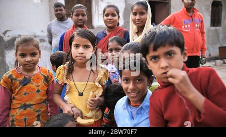 Agra, Indien - 12. Dezember 2018: Kinder aus armen Gegenden der Stadt Agra. Stockfoto