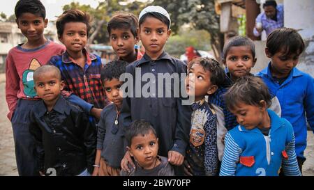 Agra, Indien - 12. Dezember 2018: Indische Jungen aus armen Gegenden der Stadt Agra. Stockfoto