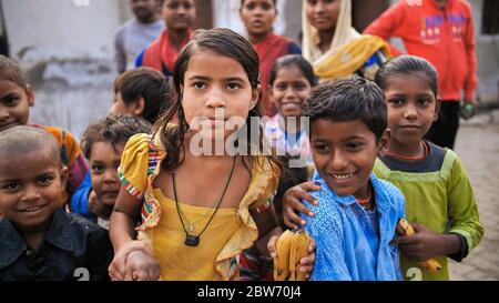 Agra, Indien - 12. Dezember 2018: Kinder aus armen Gegenden der Stadt Agra. Stockfoto