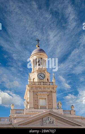 Uhr und Glockenturm auf der Kirche in Cadiz Stockfoto