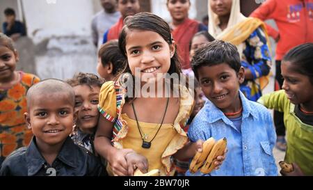 Agra, Indien - 12. Dezember 2018: Kinder aus armen Gegenden der Stadt Agra. Stockfoto