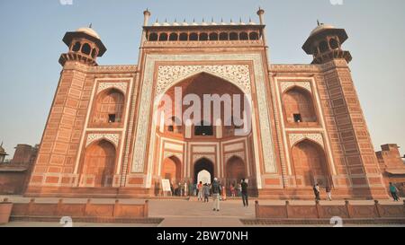 Agra, Indien - 12. Dezember 2018: Der Gebäudekomplex des Taj Mahal in der Stadt Agra. Stockfoto