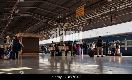 Agra, Indien - 12. Dezember 2018: Bahnhofsbahnsteig in indien. Stockfoto