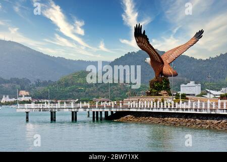 Adlerplatz mit der riesigen Skulptur des Adlers gegenüber dem See in Langkawi, Malaysia Stockfoto