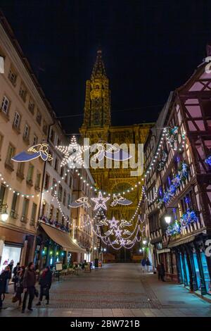 Die Weihnachtszeit ist bis spät in die Nacht vor dem Straßburger Münster Stockfoto