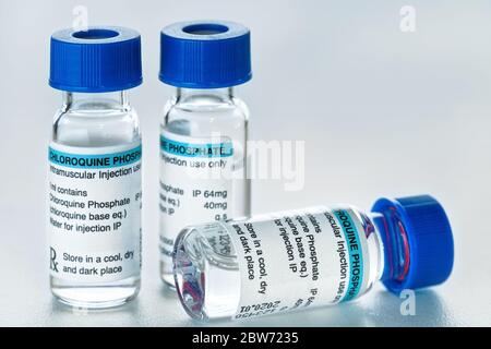 Chloroquinphosphat (generischer Name) Medikament in kleinen Injektionsflaschen mit blauen Kappen (eigenes Label-Design mit Dummy-Daten - nicht echtes Produkt) potenzielles CO Stockfoto