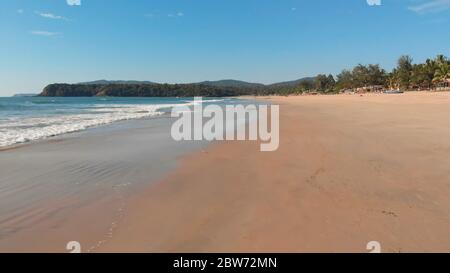 Niedriger Drohnenflug über die Wellen des Agonda-Strandes. Goa-Staat. Indien. Stockfoto