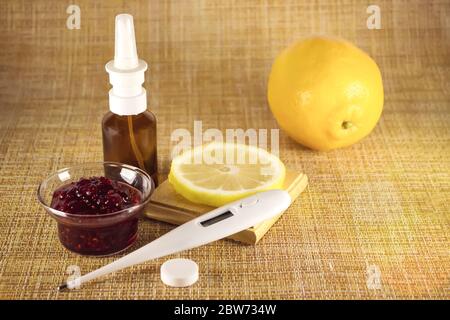 Behandlung von Erkältungen und Grippe. Verschiedene Medikamente, Thermometer, kalte Pillen, Kehlspray, Nasentropfen, Zitrone auf braunem Hintergrund. Behandlung von Einfluss Stockfoto