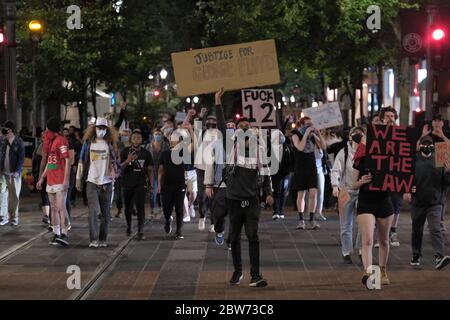 Demonstranten marschieren am 29. Mai 2020 nach einer Mahnwache für George Floyd durch die Straßen von Portland, Oregon. (Foto von Alex Milan Tracy/Sipa USA) Stockfoto