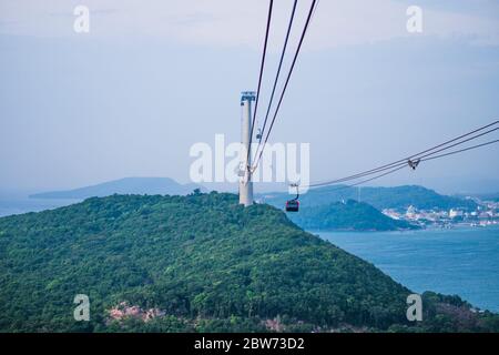 Die längste Seilbahn auf der Insel Phu Quoc zur Insel Hon Thom in Südvietnam. Stockfoto