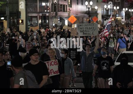 Demonstranten marschieren am 29. Mai 2020 nach einer Mahnwache für George Floyd durch die Straßen von Portland, Oregon. (Foto von Alex Milan Tracy/Sipa USA) Stockfoto