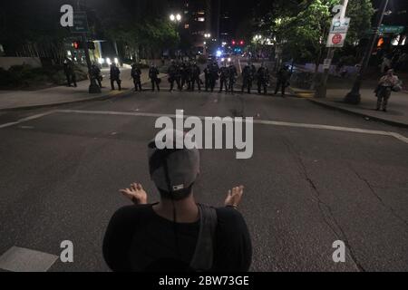 Demonstranten marschieren durch die Straßen von Portland, nachdem sie sich im Justice Center versammelt hatten, wo am 29. Mai 2020 Fenster zerschlagen wurden und in Portland, Oregon, Feuer ausbrach. (Foto von Alex Milan Tracy/Sipa USA) Stockfoto