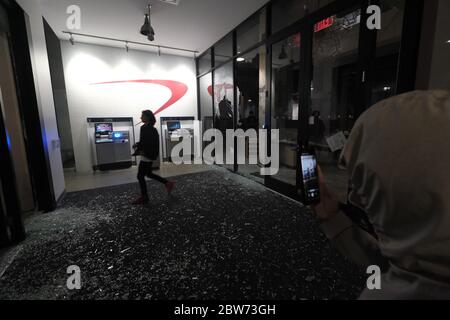 Demonstranten zerschlagen am 30. Mai 2020 Fenster und betreten die Capital One Bank in Portland, Oregon. (Foto von Alex Milan Tracy/Sipa USA) Stockfoto