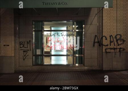 Ein Tiffany & Co.-Geschäft wird am 29. Mai 2020 in Portland, Oregon, mit Anti-Polizei-Nachrichten besprüht. (Foto von Alex Milan Tracy/Sipa USA) Stockfoto