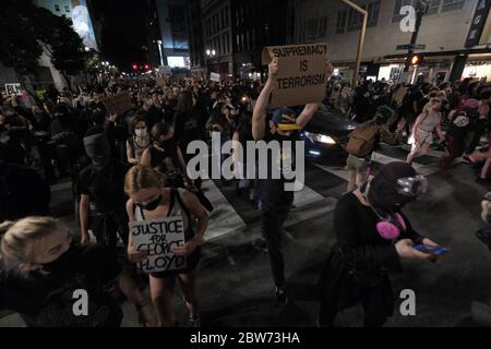 Demonstranten marschieren am 29. Mai 2020 nach einer Mahnwache für George Floyd durch die Straßen von Portland, Oregon. (Foto von Alex Milan Tracy/Sipa USA) Stockfoto