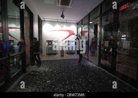 Portland, USA. Mai 2020. Demonstranten zerschlagen am 30. Mai 2020 Fenster und betreten die Capital One Bank in Portland, Oregon. (Foto: Alex Milan Tracy/Sipa USA) Quelle: SIPA USA/Alamy Live News Stockfoto