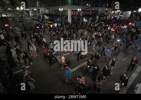 Portland, USA. Mai 2020. Demonstranten marschieren am 29. Mai 2020 nach einer Mahnwache für George Floyd durch die Straßen von Portland, Oregon. (Foto: Alex Milan Tracy/Sipa USA) Quelle: SIPA USA/Alamy Live News Stockfoto